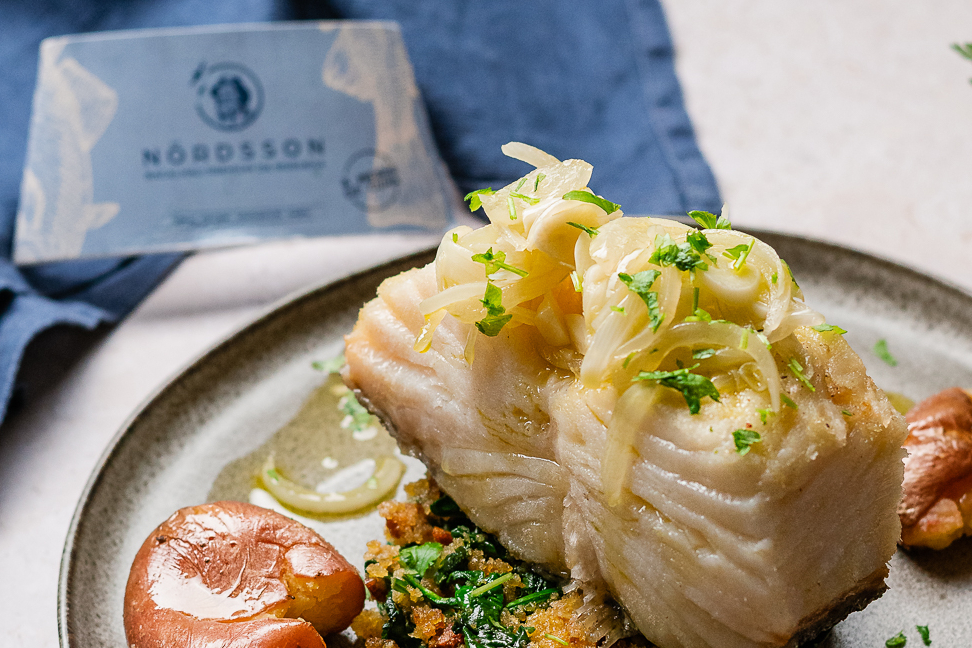 Receita de Bacalhau à Lagareiro sobre cama de espinafres e broa