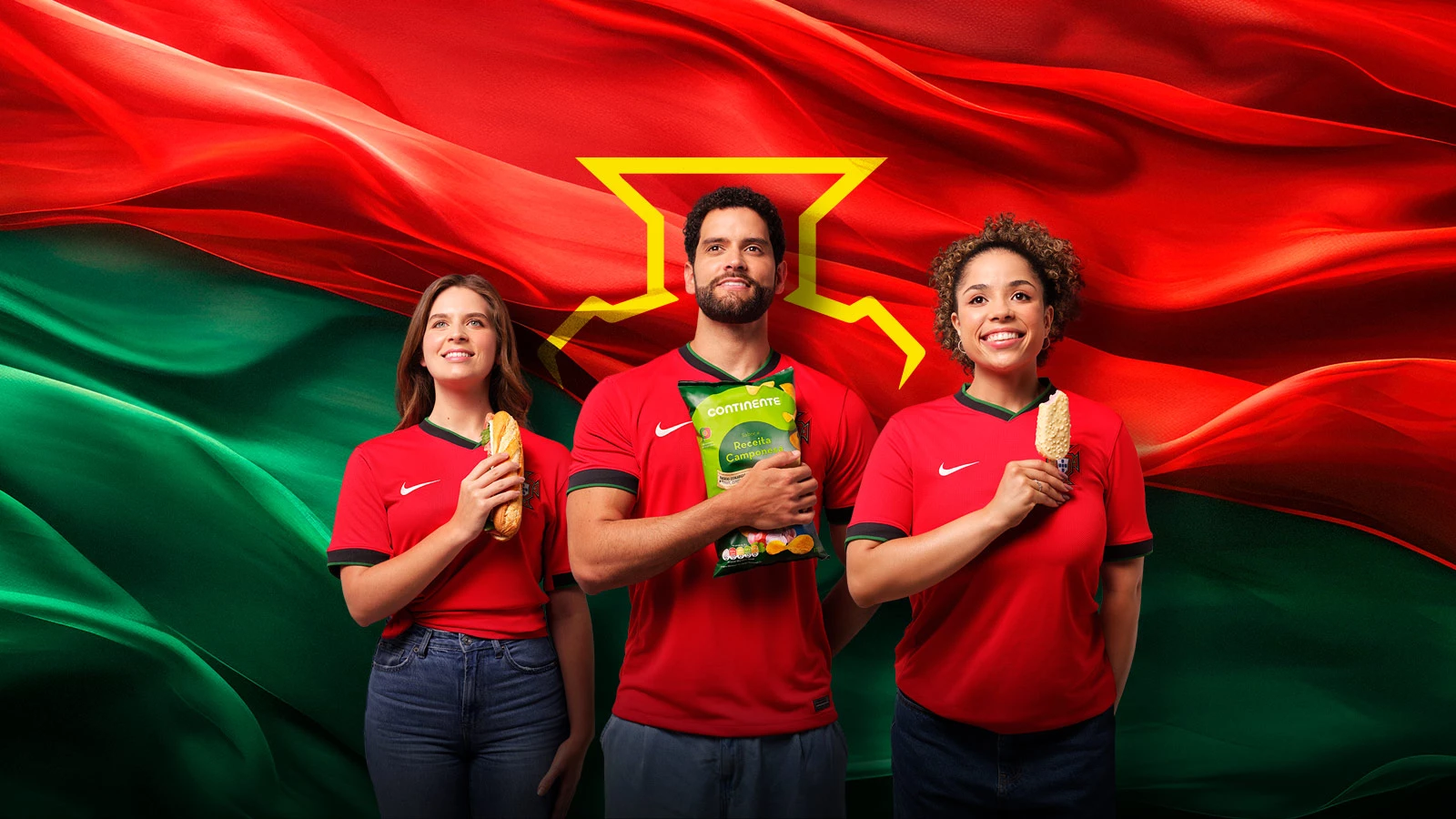 um homem e duas mulheres com a mão ao peito a segurar um alimento imagem da campanha Continente de apoio à selecao portuguesa de futebol durante o euro 2024