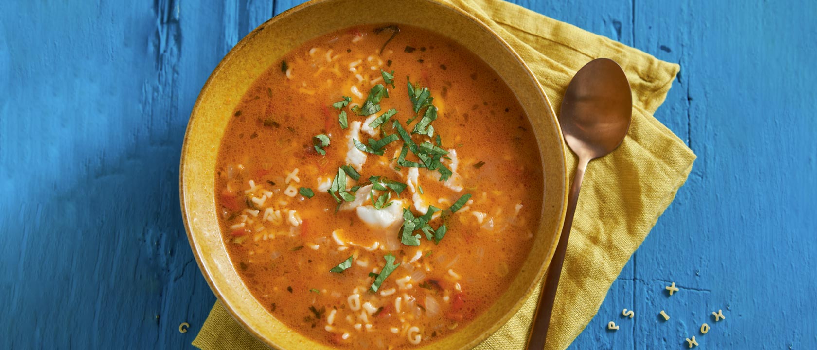 sopa de peixe com massinha de letras