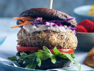 hamburgueres de cogumelos e lentilhas com molho de creme fraiche