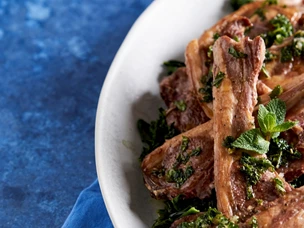 Costeletas de Borrego com Grelos e Molho de Hortelã