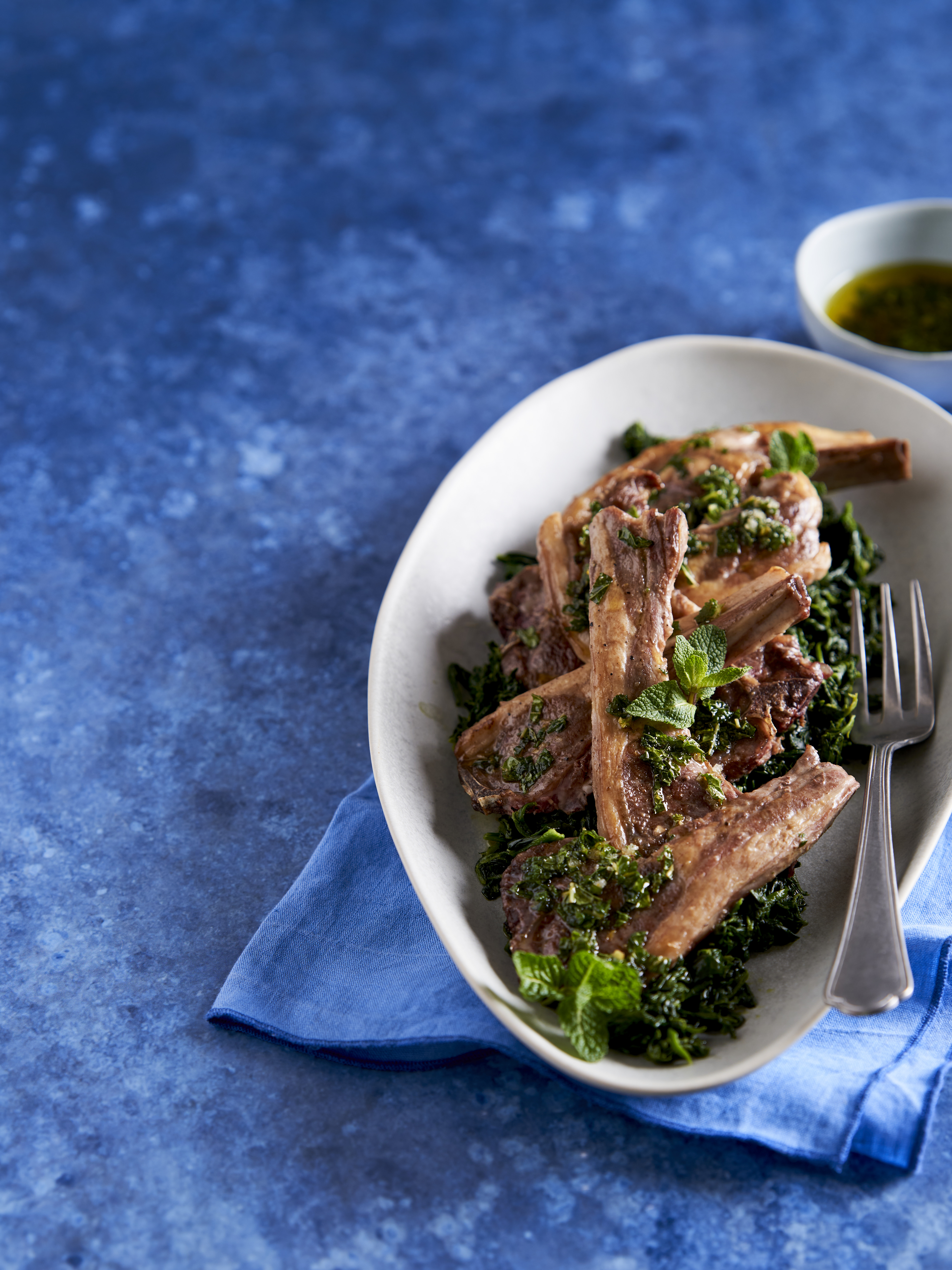 Costeletas de Borrego com Grelos e Molho de Hortelã 